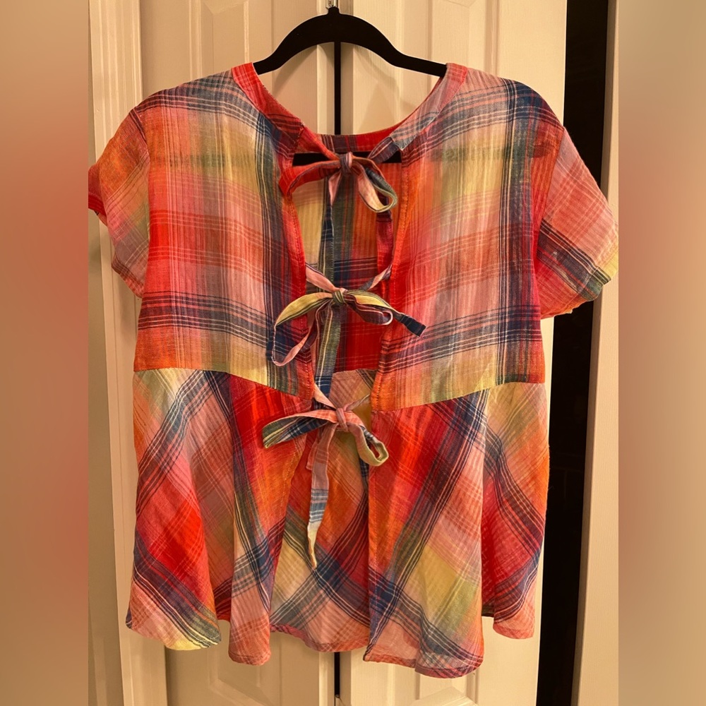 Cute open back tie flannel shirt. Perfect for fall 🍂 very light weight.